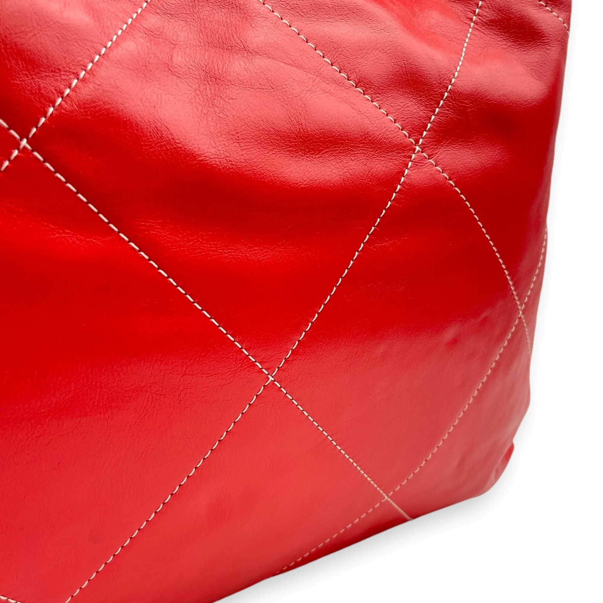 22 Medium Red Tote Bag in Calfskin, Gold hardware