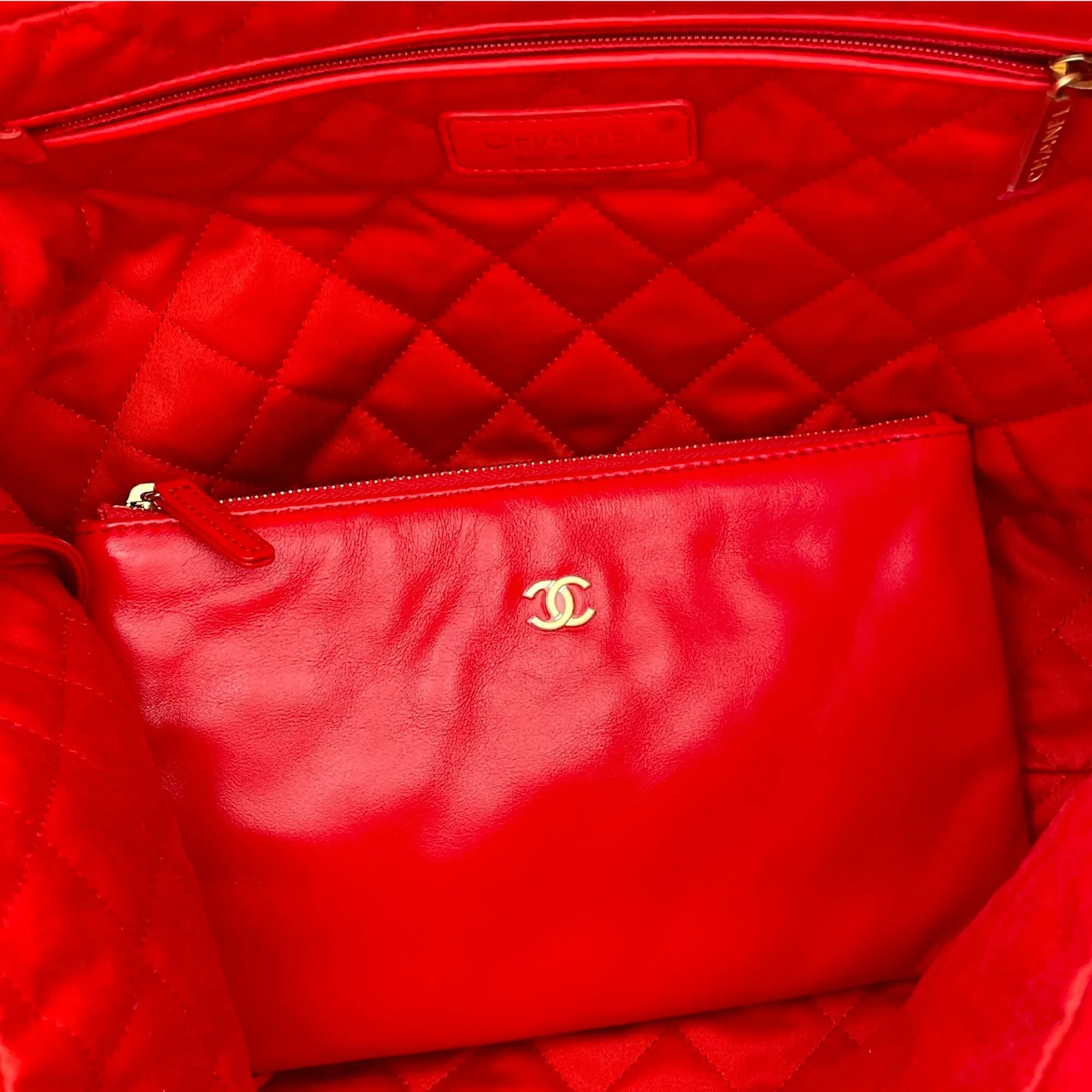 22 Medium Red Tote Bag in Calfskin, Gold hardware